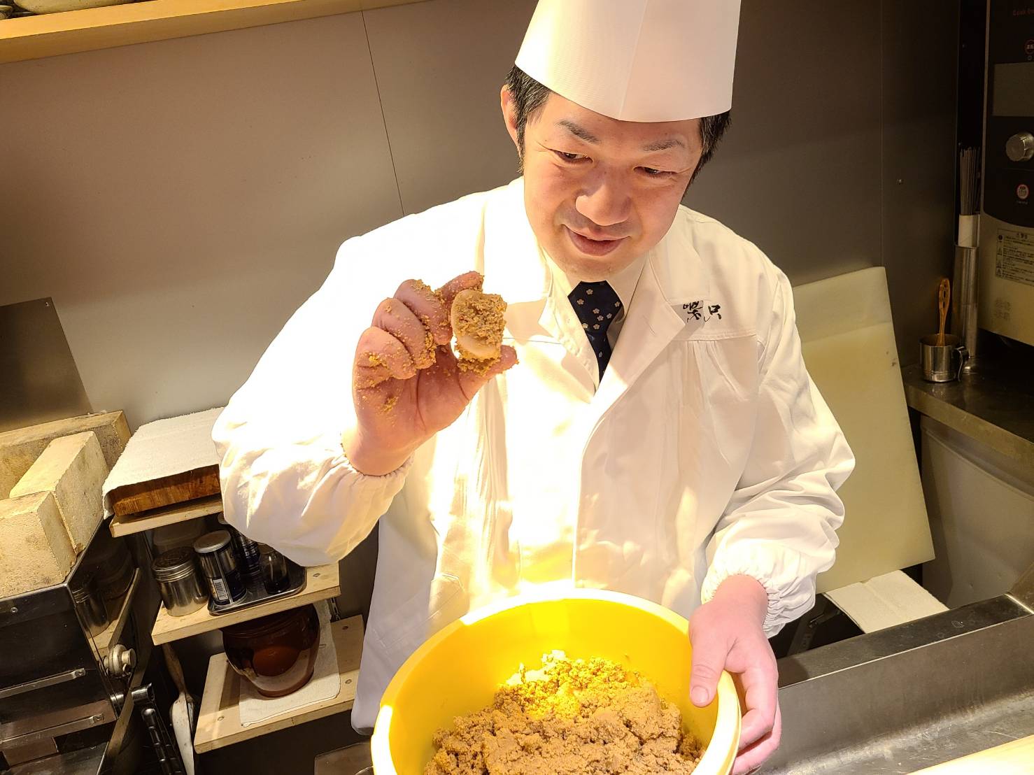 店主が麹を扱う様子